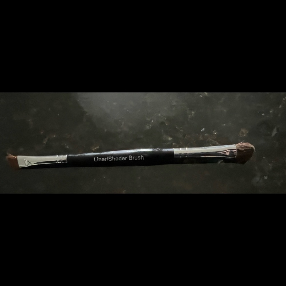 NEW!!!Younique liner/shader brush